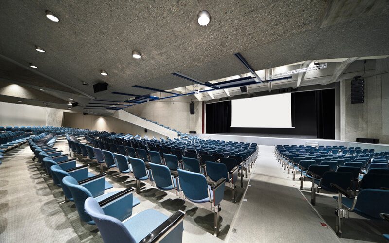 Auditorium med stort lærred